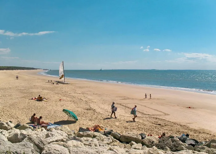 Сasa de vacaciones Les Palmyriennes-3 By Interhome *